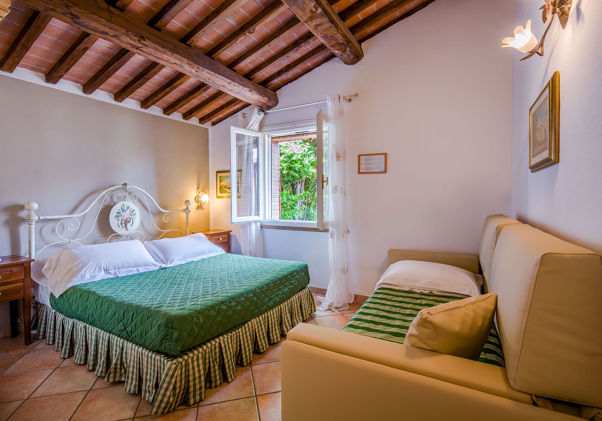 ONE-BEDROOM FAMILY APARTMENT PIANO TERRA CON GAZEBO PRIVATO